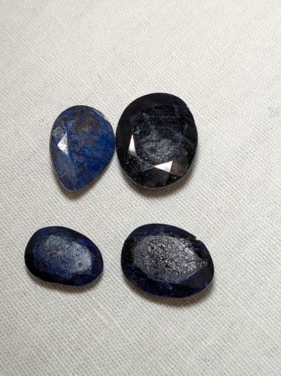 Lot de 4 saphirs traités. Poids total : 43,50...