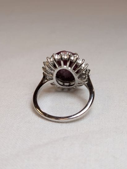 Bague en argent, sertie d'un rubis et de...