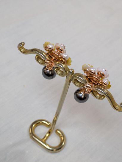 Paire de boucles d'oreilles en vermeil, serties...