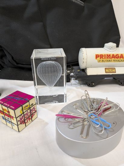 PRIMAGAZ. Lot d'objets publicitaires comprenant...