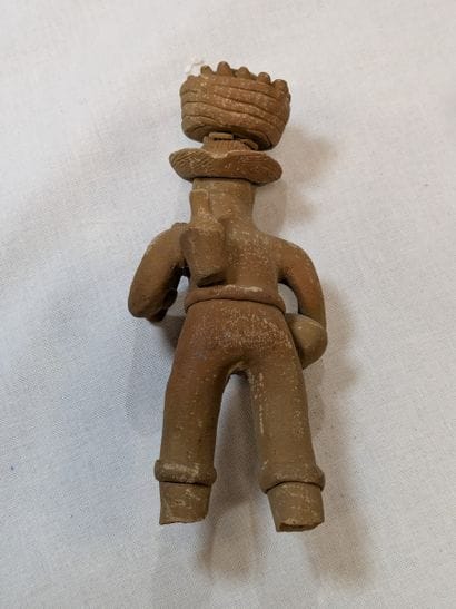 Statuette en terre cuite figurant un homme,...