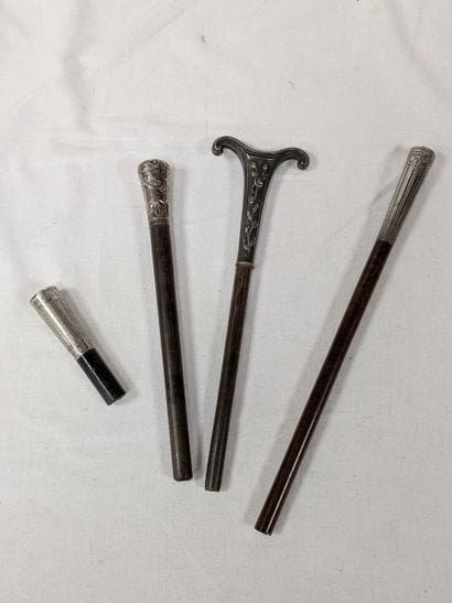 Lot en argent et bois comprenant 4 pommeaux...
