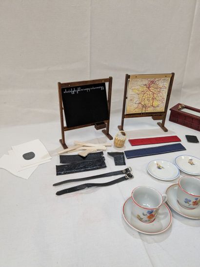 Set made of ceramic, wood, and resin, including...