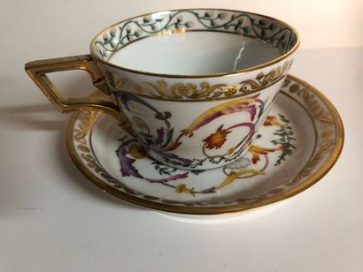 Deux tasses à thé et leurs soucoupes en porcelaine...