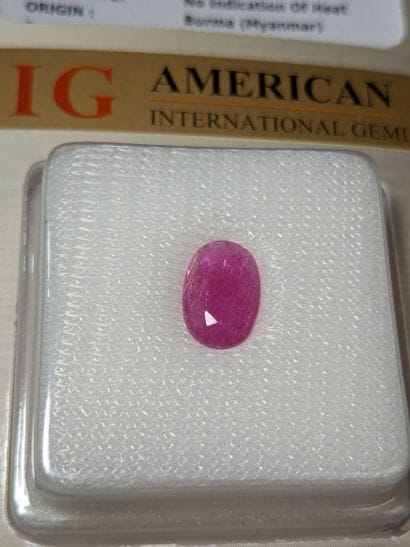 Rubis, 3,15 carats. Non chauffé. Provenance...