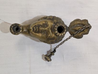 Lampe à huile en bronze, en forme de tête....