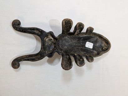 Tire-botte en fonte laquée, figurant un ...