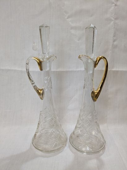 Paire d'aiguières en cristal taillé, partiellement...