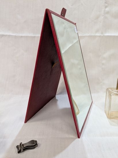 Lot d'accessoires de toilette en métal, verre,...