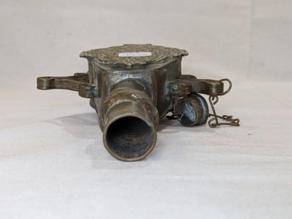 Ancienne poire à poudre en bronze et laiton....