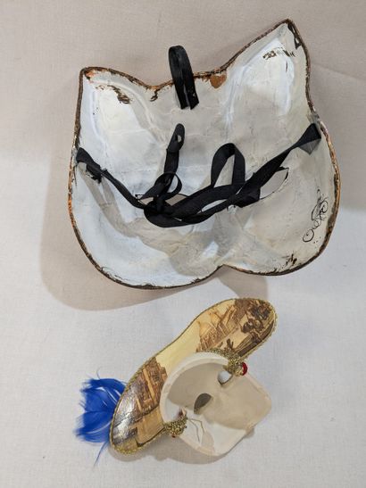 Lot de deux masques de carnaval décoratifs....