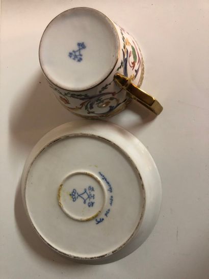 Deux tasses à thé et leurs soucoupes en porcelaine...