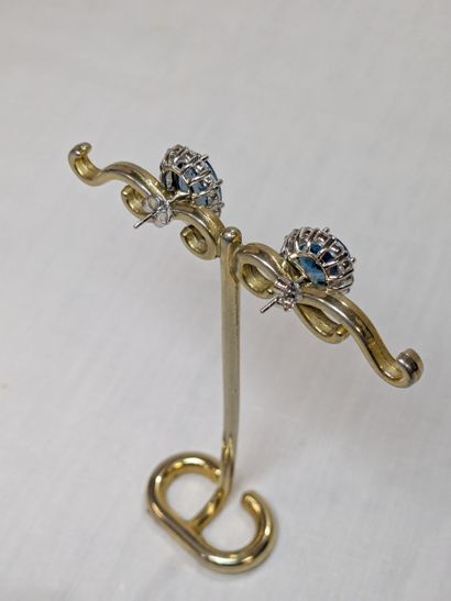 Paire de boucles d'oreilles en argent, serties...
