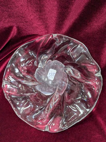 Coupe en cristal de forme mouvementée. Diamètre...