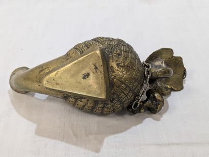 Lampe à huile en bronze, en forme de tête....