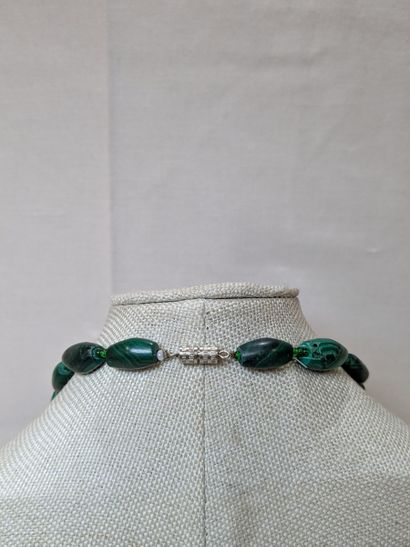Collier de perles de malachite. Fermoir en...