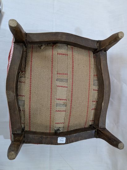 Tabouret de pied en bois garni de velours...