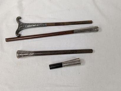 Lot en argent et bois comprenant 4 pommeaux...