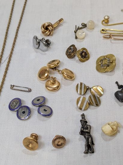 Lot en métal et résine, des boutons de manchettes,...
