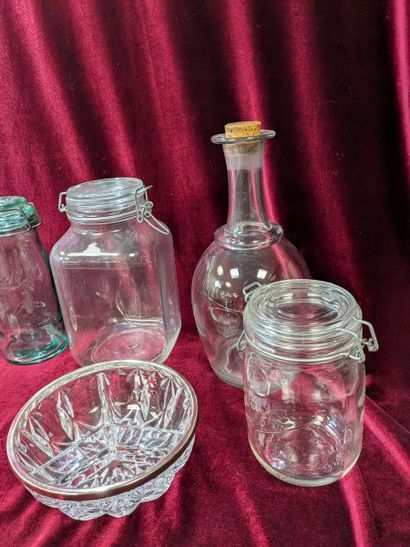 Lot en verre, comprenant un vase, une verseuse,...