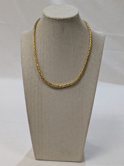 18K yellow gold necklace. Features a signature....