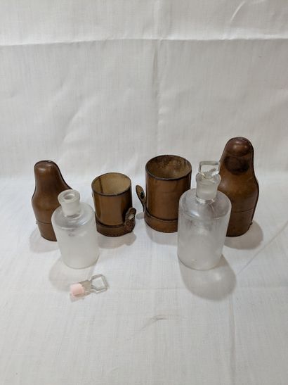 AU BON MARCHE Lot de deux flacons en verres,...