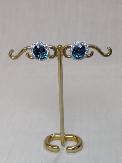 Paire de boucles d'oreilles en argent, serties...