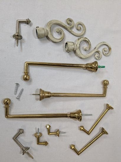 Lot d'embrases pour rideaux en métal laqué....