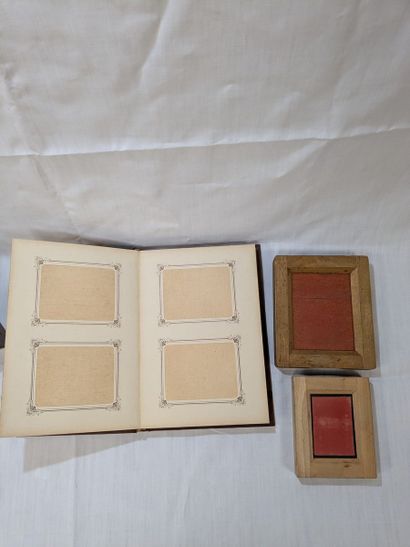 Lot d'accessoires en bois et métal, comprenant...