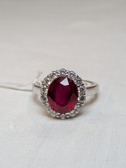 Bague en argent, sertie d'un rubis (traité,...