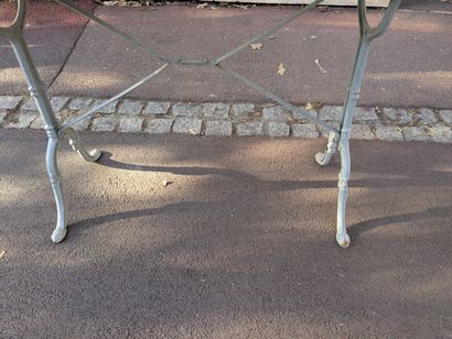 Table façon bistrot en fonte laquée et marbre....