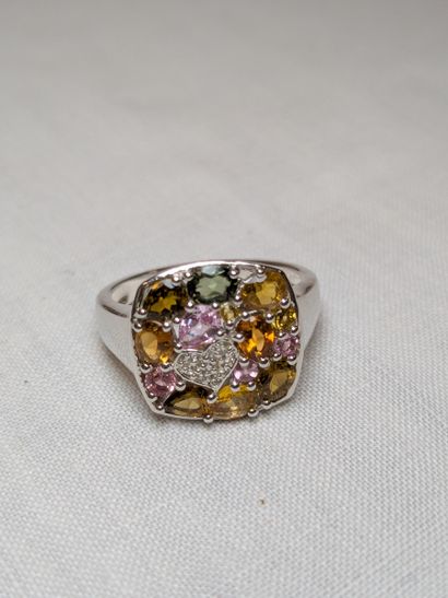 Bague en argent, sertie de saphirs multicolores...