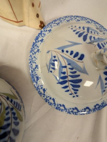 Lot en faïence comprenant une soupière en...
