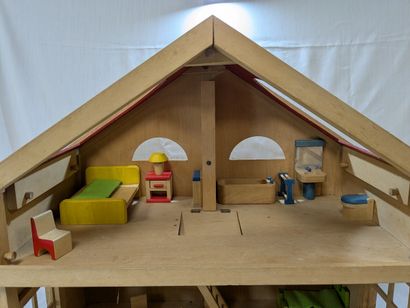 Maison de poupée en bois. 60x75x35cm. Avec...