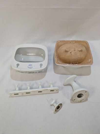 Lot d'éléments de salle de bain en céramique....