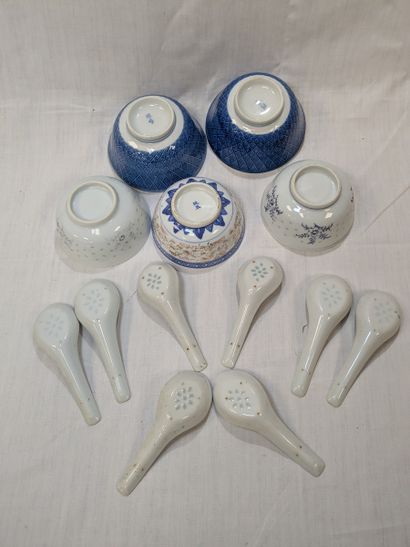 CHINE Lot en porcelaine blanche et bleue...
