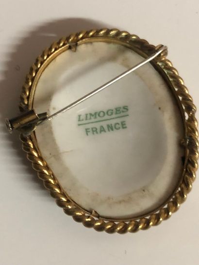 Broche en métal doré avec médaillon en porcelaine...