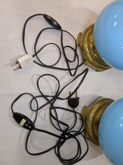 Paire de pieds de lampes en opaline et laiton....