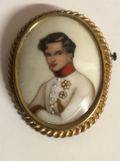 Broche en métal doré avec médaillon en porcelaine...