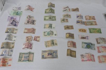 WORLD - Set of banknotes including Singapore,...