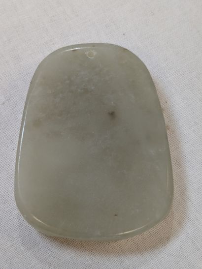 CHINE - Pendentif en néphrite figurant un...