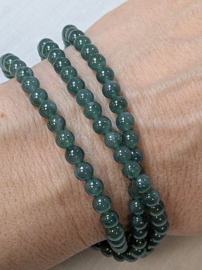 Bracelet composé de trois rangs de perles...