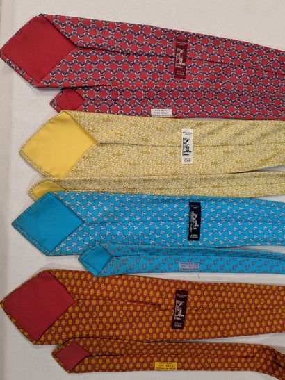 HERMES. Lot de 4 cravates en soie (tache...