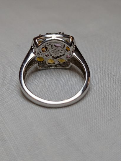 Bague en argent, sertie de saphirs multicolores...
