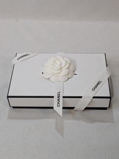 CHANEL - Portefeuille en cuir noir avec boucle...