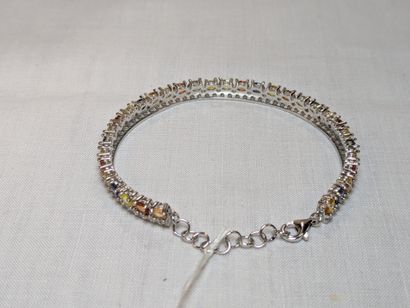 Bracelet en argent, serti de saphirs multicolores...