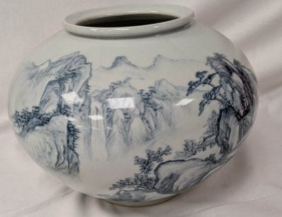 CHINE Vase en porcelaine à décor de paysage...