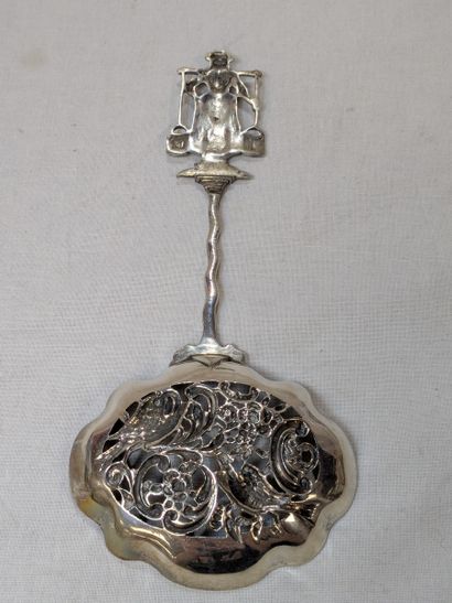 Cuillère décorative en argent (800). Poids...