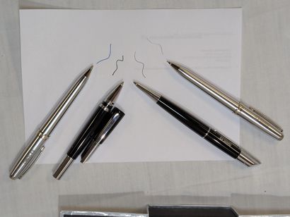 Lot de deux coffrets de deux stylos. L'un...