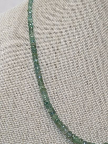 Collier en perles d'émeraude. Fermoir en...